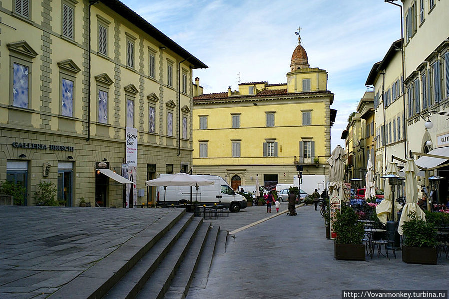 Площадь Сан Франческо.
Справа наша таверна, слева городской музей, и левее за кадром ступени Базилики Сан Франческо Ареццо, Италия
