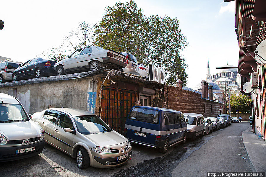 С парковкой очень плотно. Реально ставят машины на крышах! Стамбул, Турция