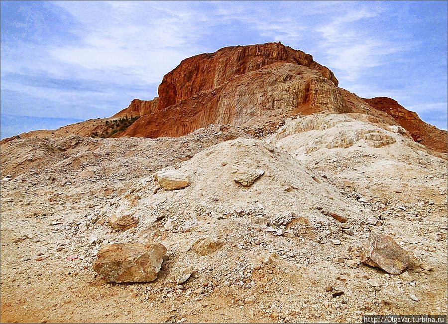 Красно-бело-синий....Кстати, это не только цвета российского флага, но и филиппинского, только по-другому расположены.И еще у них солнце на флаге. Уж чего-чего, а солнца здесь действительно много....