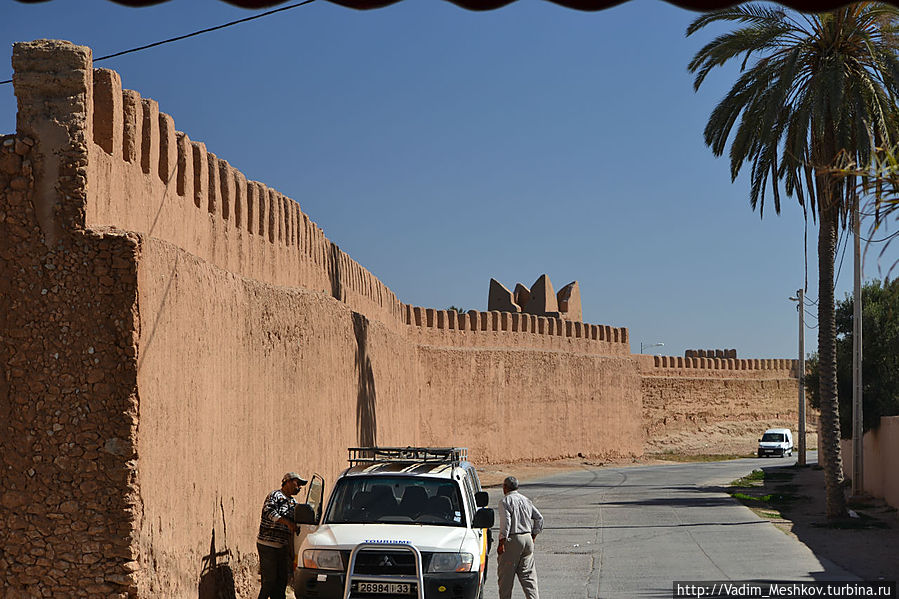 Столица серебра — город Тизнит — окружен крепостной стеной. Область Сус-Масса-Драа, Марокко