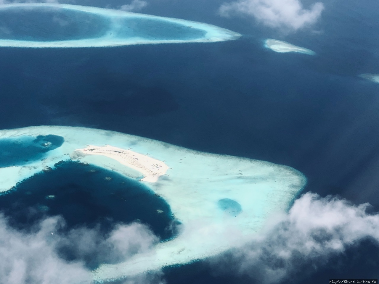 Под крылом самолета о чем-то поют песчаные атоллы Мальдив Мальдивские острова