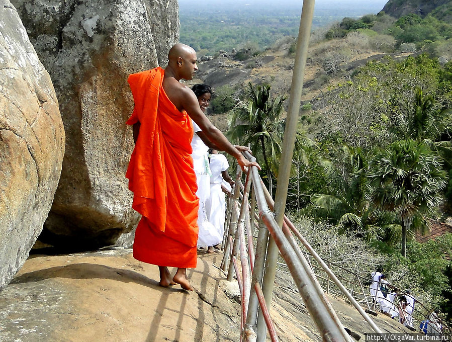 На полпути к вершине. Монахи в красных одеяниях... Михинтале, Шри-Ланка