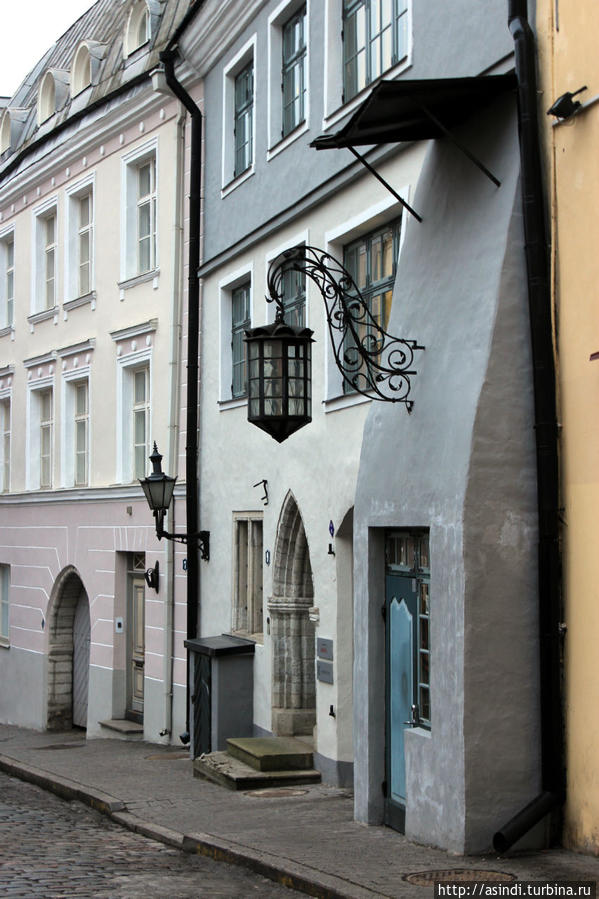 Необычные фонари и вывески встречаются на каждом шагу. Таллин, Эстония