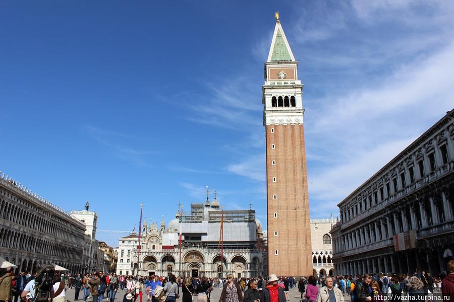 Дворец  Дожей и люди на площади Сан Марко. Венеция, Италия