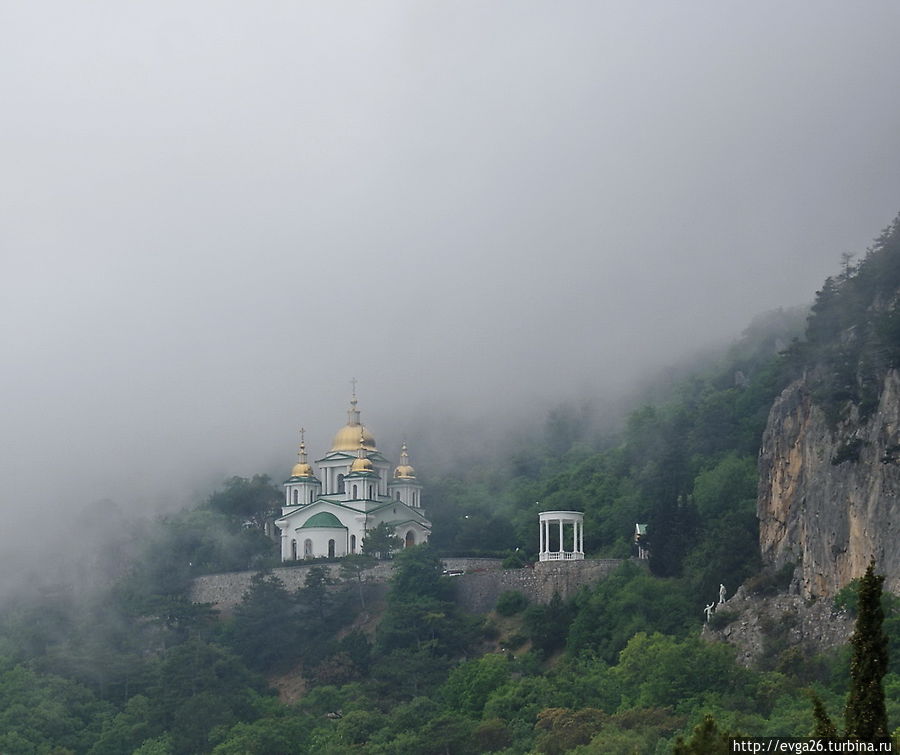 Крым Ореанда храм Архангела Михаила