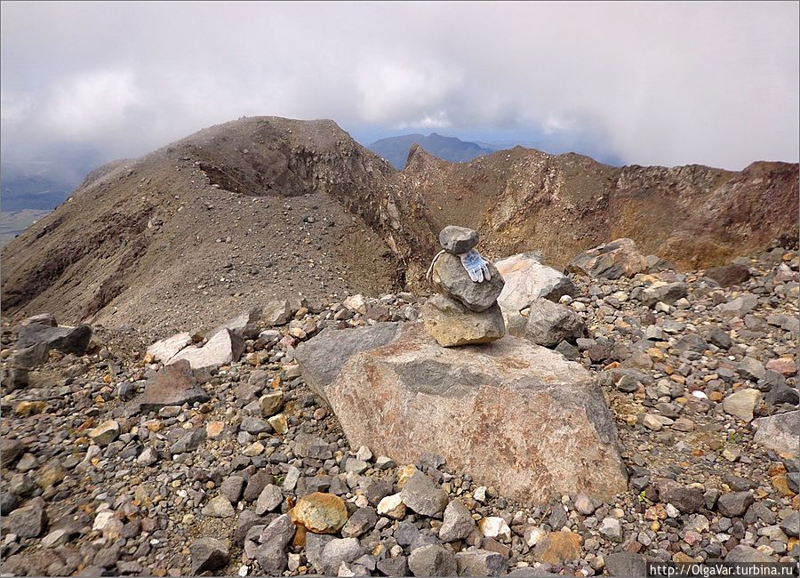 Вулкан Булусан – это стратовулкан в кальдере, образовавшейся около 40 тысяч лет назад. У него — 4 кратера от 20 до 90 метров в диаметре, причем, четвертый открылся во время извержения 1981 года