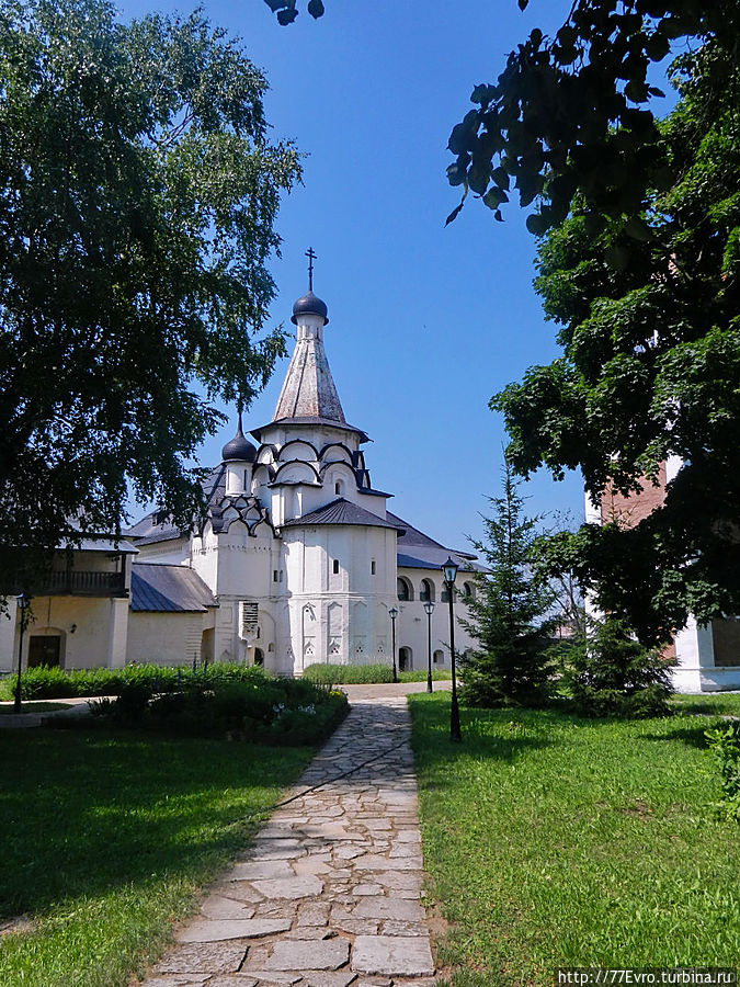 На территории монастыря