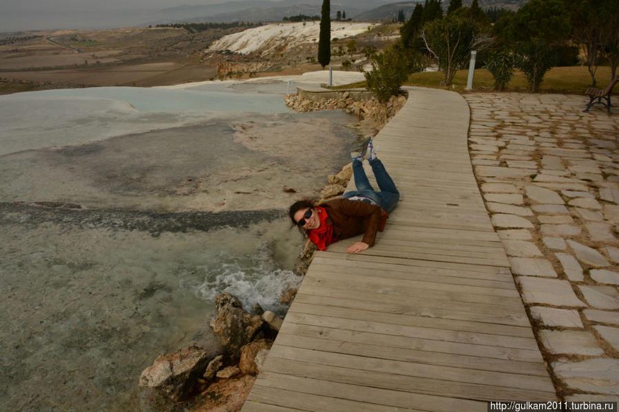 купаться не разрешается, но можно вот так лежать трогать теплую живительную воду:) Памуккале (Иерополь античный город), Турция
