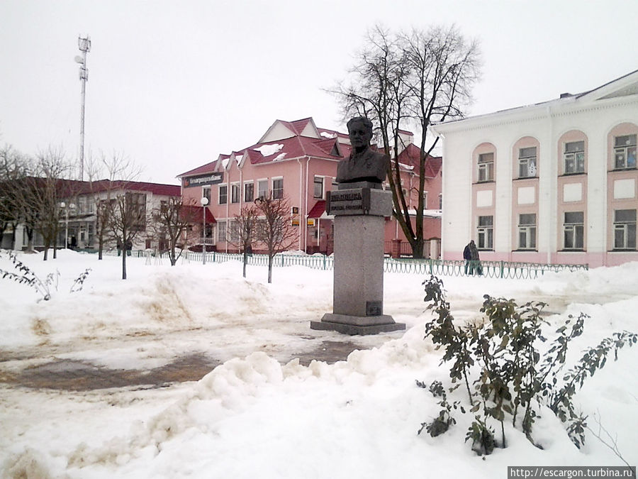 Ну и конечно хватает памятников почетным жителям и героям войны, впрочем они мне, если честно, не особо интересны... Любань, Беларусь