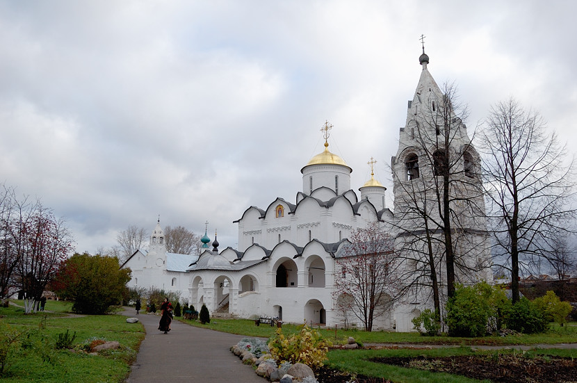 За стенами Покровского монастыря Суздаль, Россия