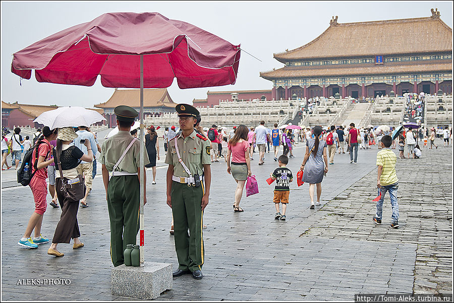 Серьезные часовые. Их в Пекине очень много. У всех правительственных объектов...
*