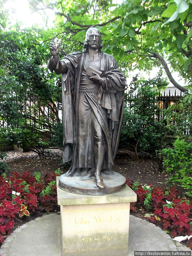 Отец методистской церкви Джон Весли стоит в саду собора Св.Павла.