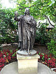 Отец методистской церкви Джон Весли стоит в саду собора Св.Павла.