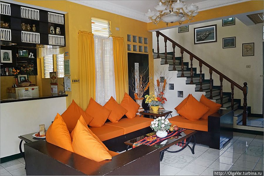 В аккуратном, чистеньком коттеджике нашлось место не только нам, но и другим иностранцам. На втором этаже — кухня, где каждый мог приготовить себе всё, что пожелает.