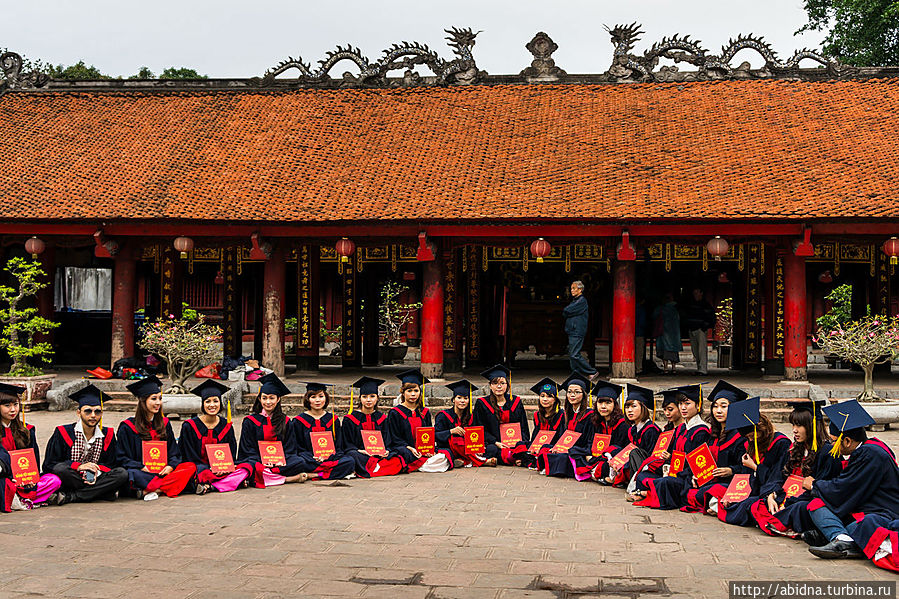 Выпускники отмечают диплом Ханой, Вьетнам