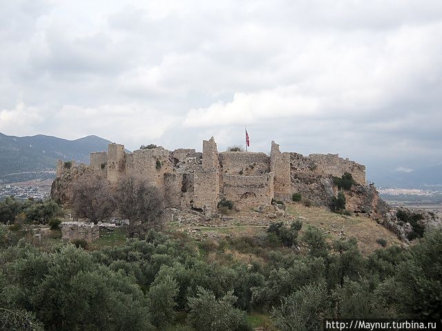Замок расположен на высоте 200 м. и снаружи выглядит  как целостное крепостное сооружение. Милас, Турция