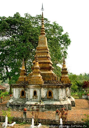 Ват Тхат Луанг. Позолоченная погребальная ступа с прахом Короля Сисаванг Вонга. Фото из интернета Луанг-Прабанг, Лаос
