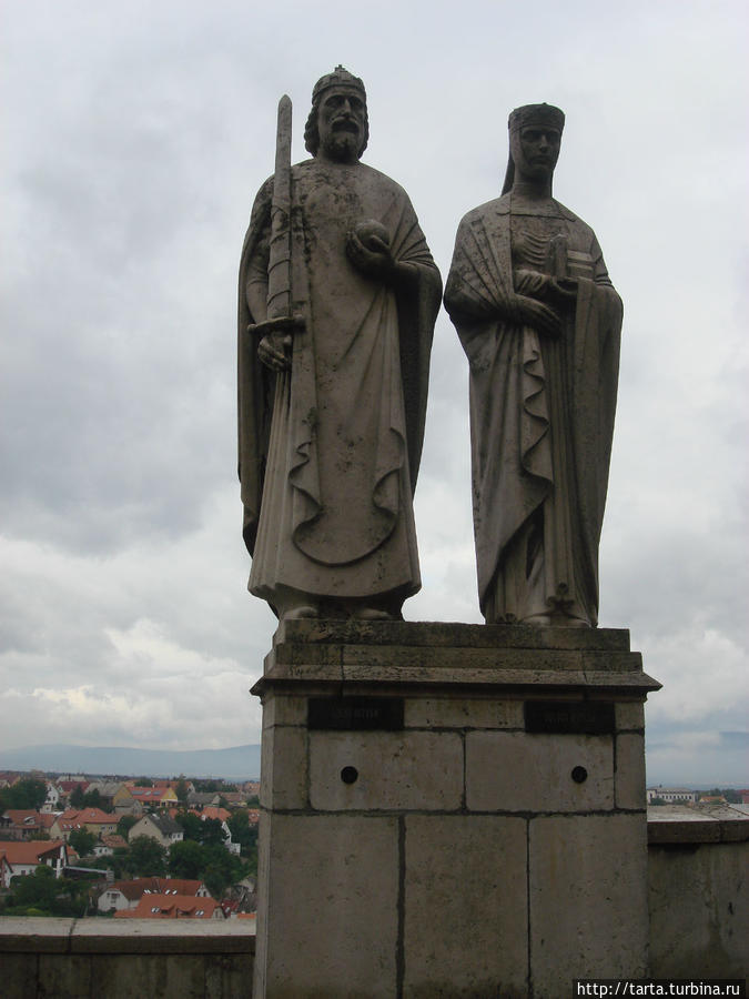 Статуи Иштвана и Гизеллы над обрывом крепостного холма Веспрем, Венгрия