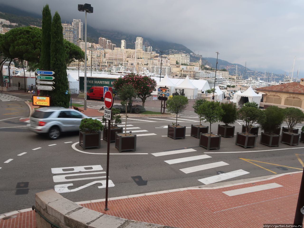 Путь к Монте-Карло пролегает по городской трассе, которая используется для гонки Формулы-1 Гран-при Монако. Вдоль трассы имеются памятники напоминающие, что здесь каждый поворот — легенда. Монако