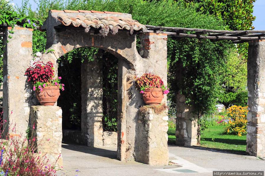 Повернув налево к обзорному краю, попадаем к красивый старинным воротам, которые там напоминают типичные итальянские. Ницца, Франция