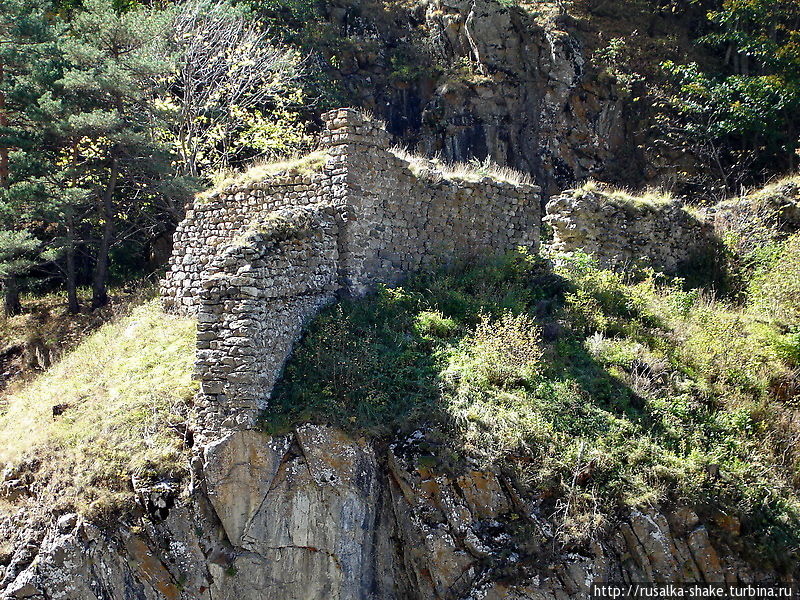 Кривые ворота в Касарском ущелье Бурон, Россия
