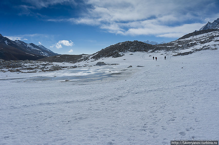 Снежные поля перед перевалом Непал