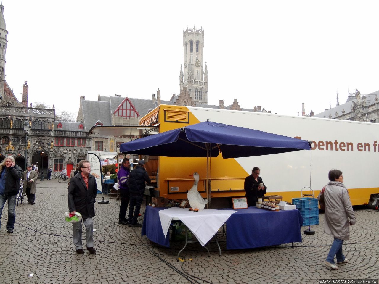 Фермерский  рынок на площади  Бург в Брюгге Брюгге, Бельгия