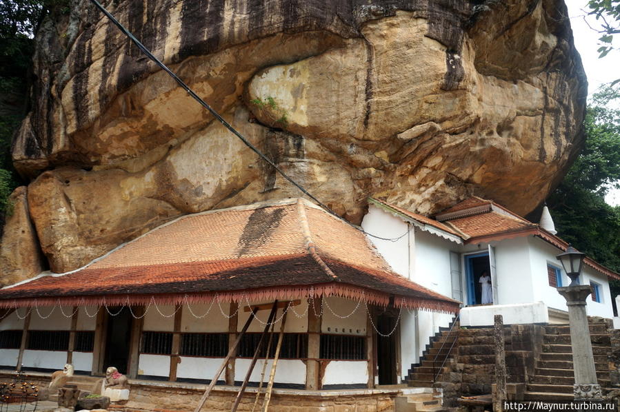 Нижний  и  верхний  храмы. Курунегала, Шри-Ланка