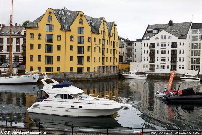 39.  Фотографировать этот пролив мне ещё не надоело. Здесь постоянно что-то меняется. Олесунн, Норвегия