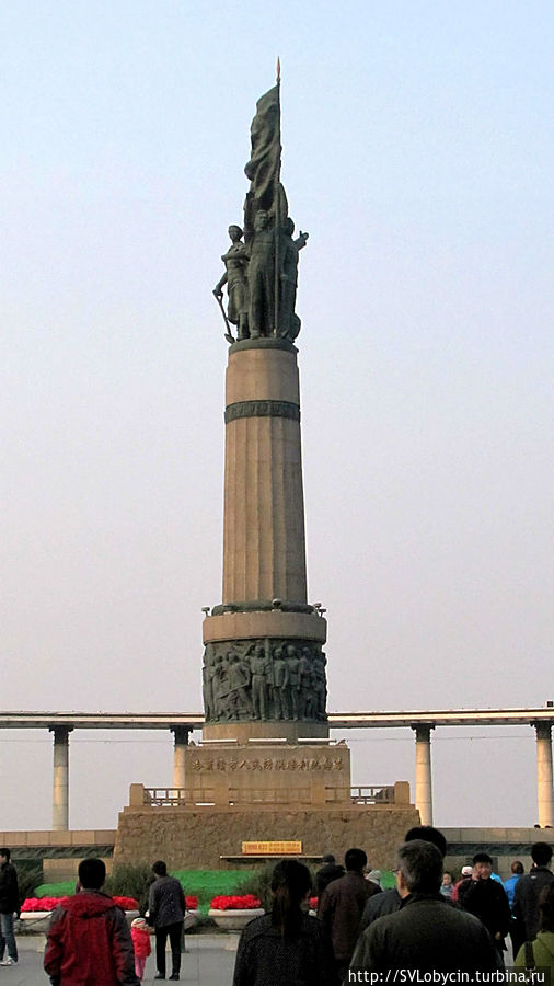 Памятник победившим наводнение Харбин, Китай