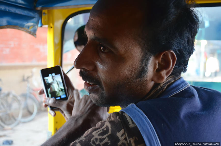 Варанаси. Водитель тук-тука показывает нам индийские клипы и рассказывает о своей жизни. Дели, Индия