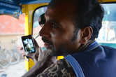 Варанаси. Водитель тук-тука показывает нам индийские клипы и рассказывает о своей жизни.