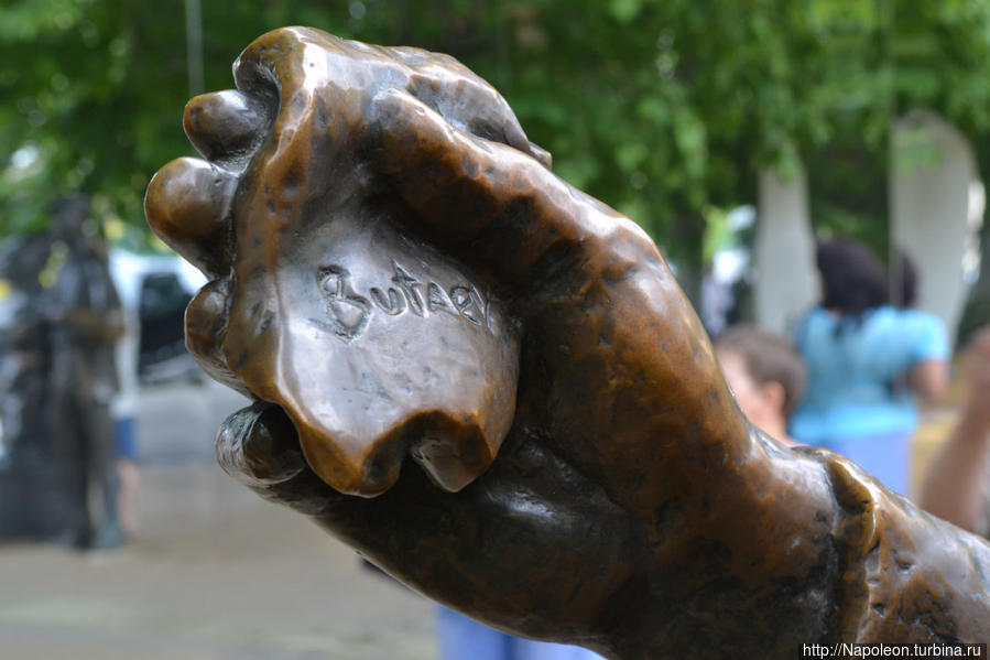 Памятник героям комедии 