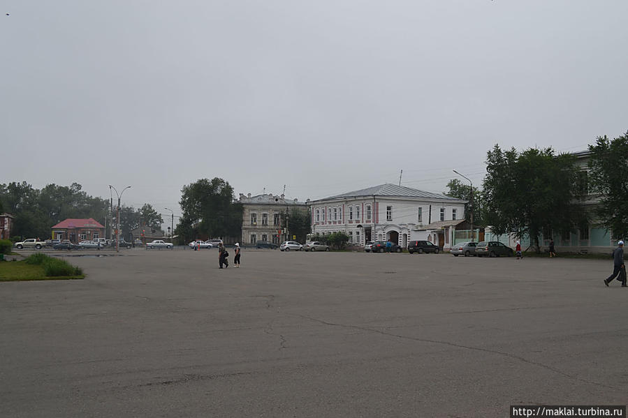 Площадь им. III Интернационала (бывшая Гостинодворская). Справа — самое первое гражданское каменное здание в городе — дом купчихи Беловой (1854 г.) Минусинск, Россия