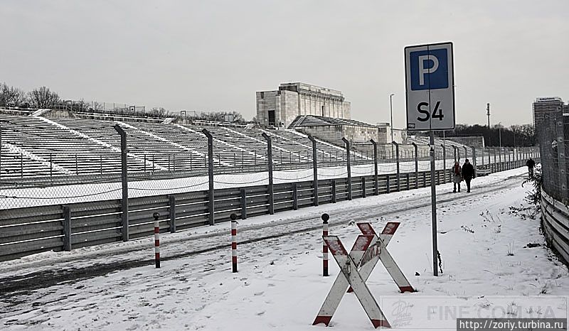 Трибуна на поле Зеппелина сегодня Нюрнберг, Германия