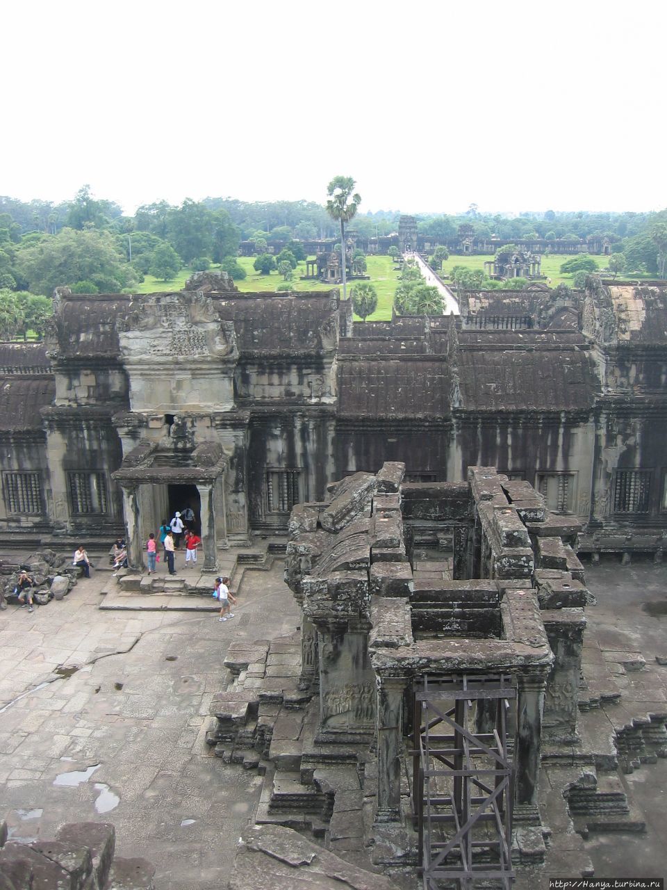 Вид на галерею второго уровня Ангкор Вата с высоты третьего уровня