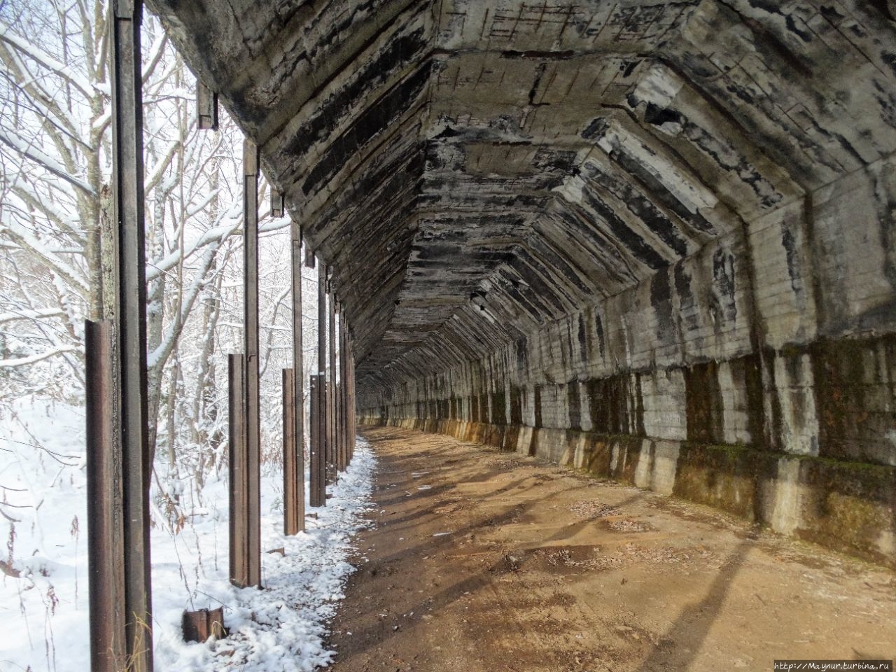 Грязевой вулкан и заброшенная ж/д Южно-Сахалинск, Россия Грязевой вулкан и заброшенная ж/д Южно-Сахалинск, Россия