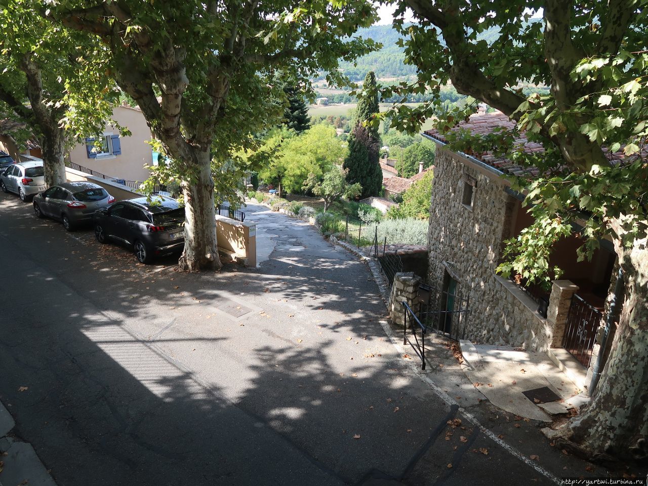 Деревня Moustiers-Sainte-Marie полностью пешеходная и расположена на скалистой террасе высотой около 100 метров. Мустье-Сент-Мари, Франция