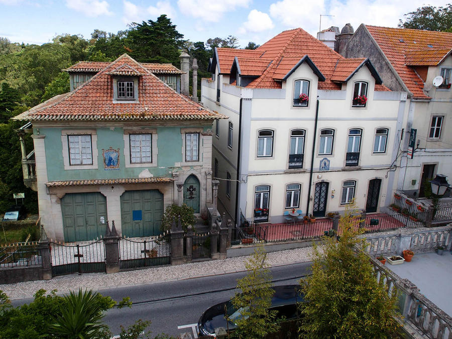 Обычная с виду португальская улочка, на которой находится загадочная усадьба Синтра, Португалия