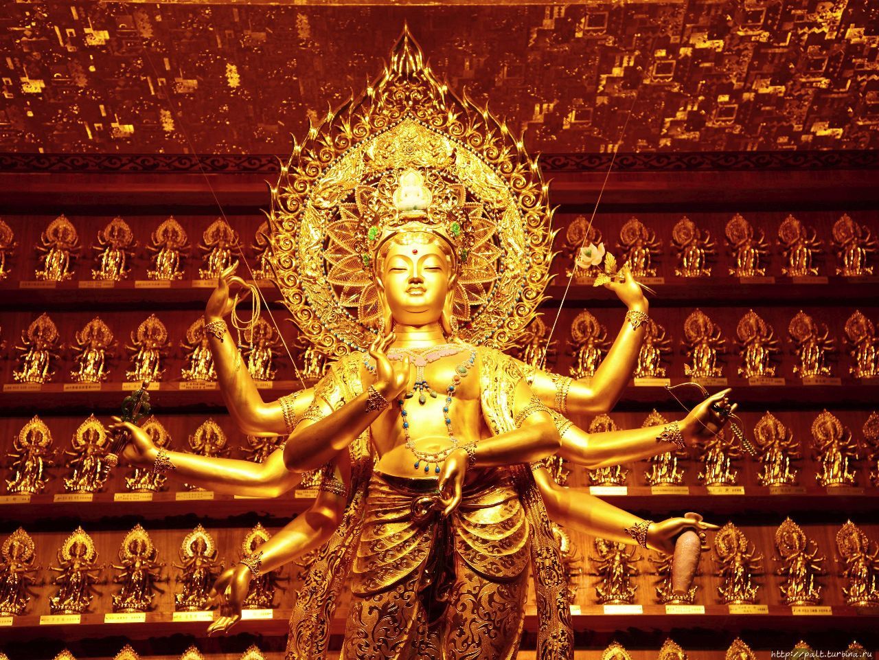 На фото с официального сайта Наньшаня http://www.nanshan.com Золотая Гуаньинь. В 1997 году оценена в 192,000,000 юаней. В 1999 году она была занесена в Книгу рекордов Гиннеса.  100 килограммов золота и нефрита, более 120 карат южноафриканских алмазов и тысячи рубинов, сапфиров, изумрудов, кораллов и жемчуга