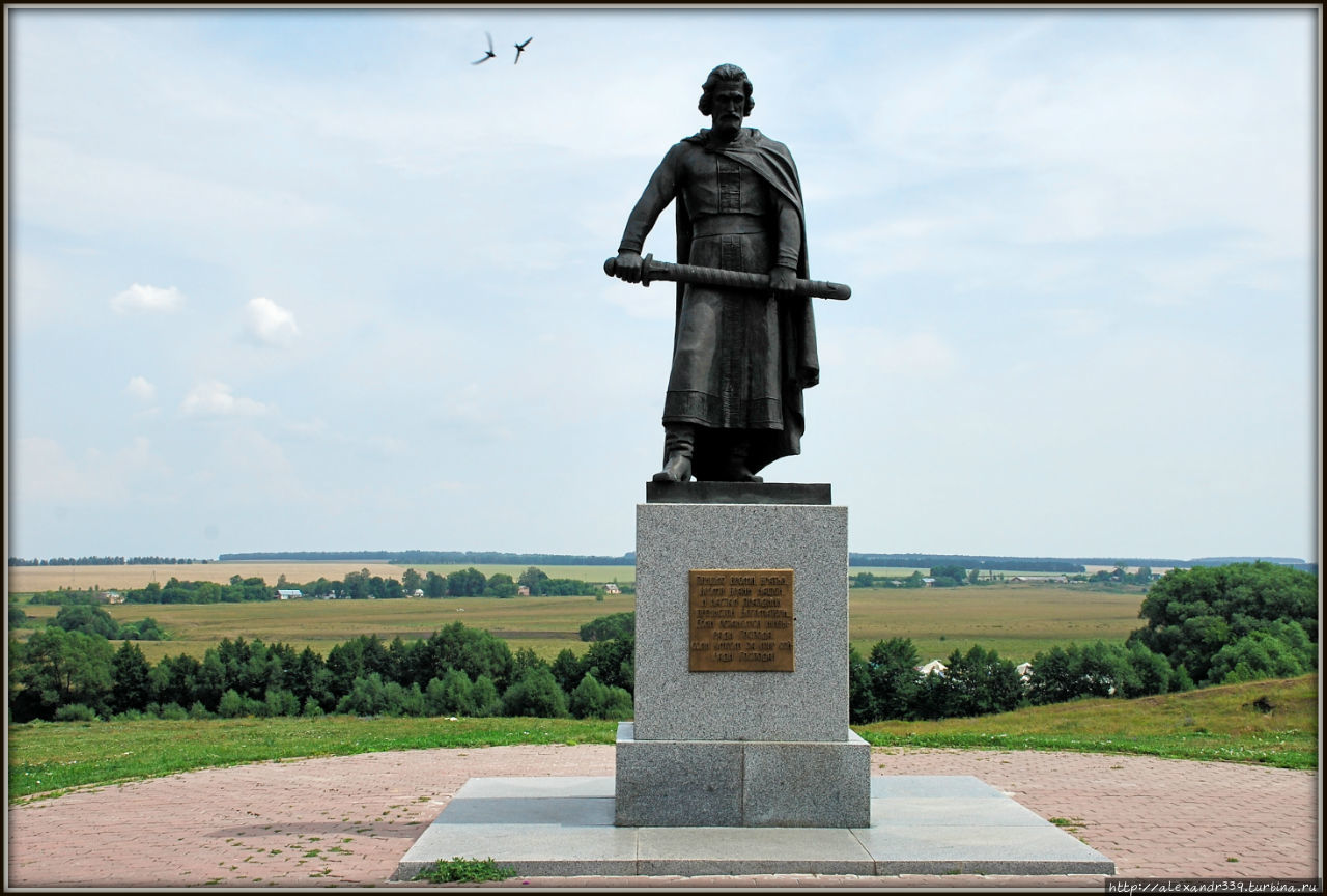 Куликово поле тихомирова. Памятник Дмитрию Донскому в селе Монастырщино. Куликово поле памятник Дмитрию Донскому. Монастырщина Куликово поле. Куликово поле гостиница Монастырщина.