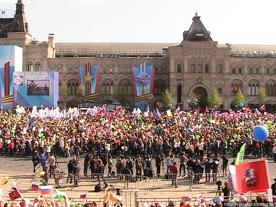 Первомай в Москве 2014г.! За час шествия передо мной прошло сто тысяч демонстрантов! С 1976 г. я не была на 1-майском шествии. Интересно, за чей счёт такой размах! Москва, Россия