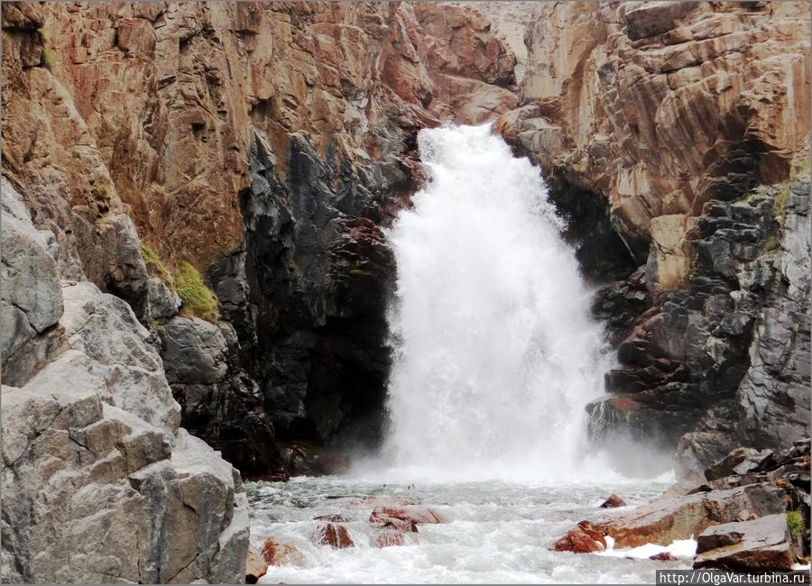 Тянь-Шаньский водопад оказался не из тихих и показал свой норовистый характер Нарын, Киргизия