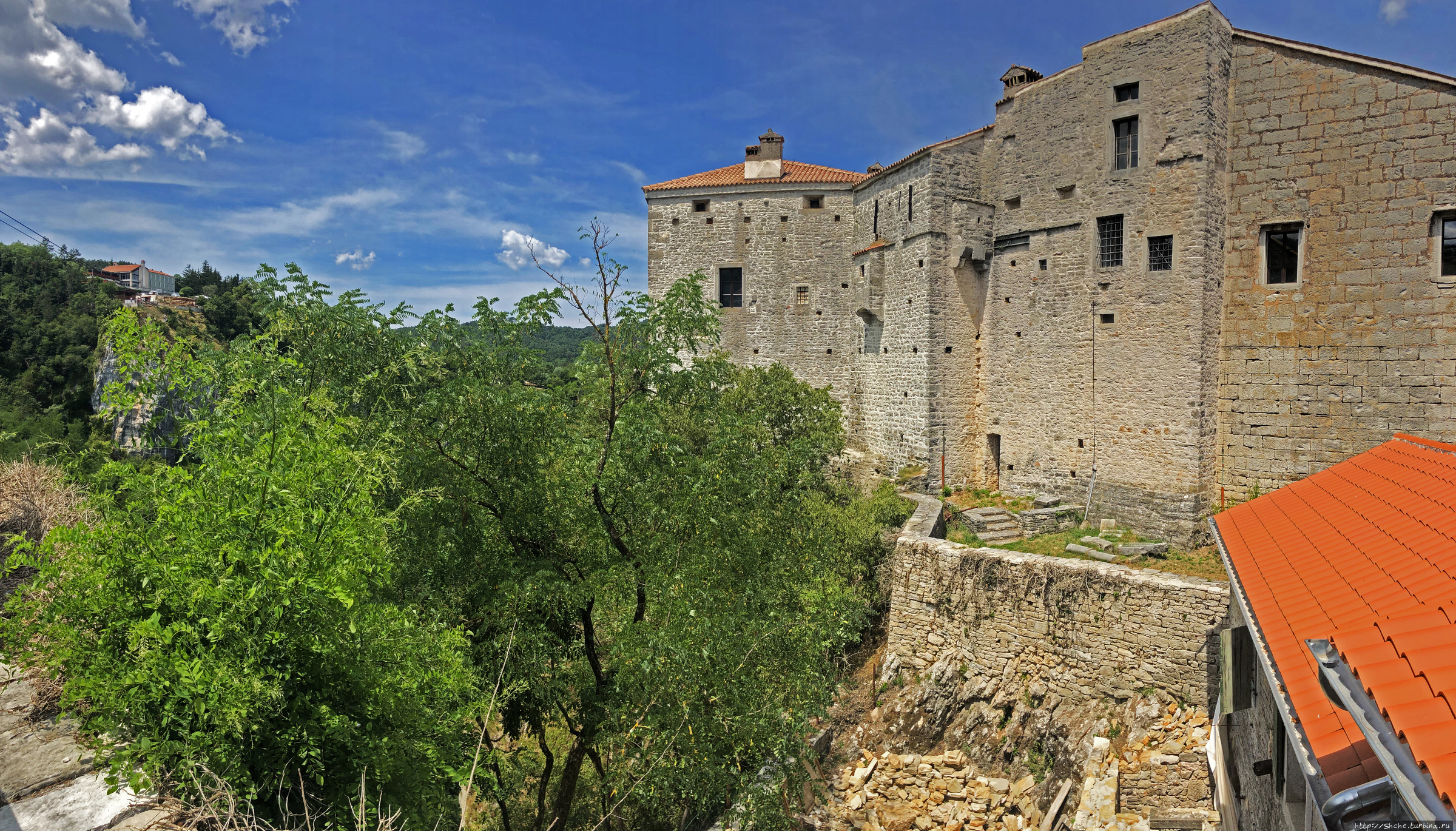 Пазинский замок на гребне горы в центре Истрии
