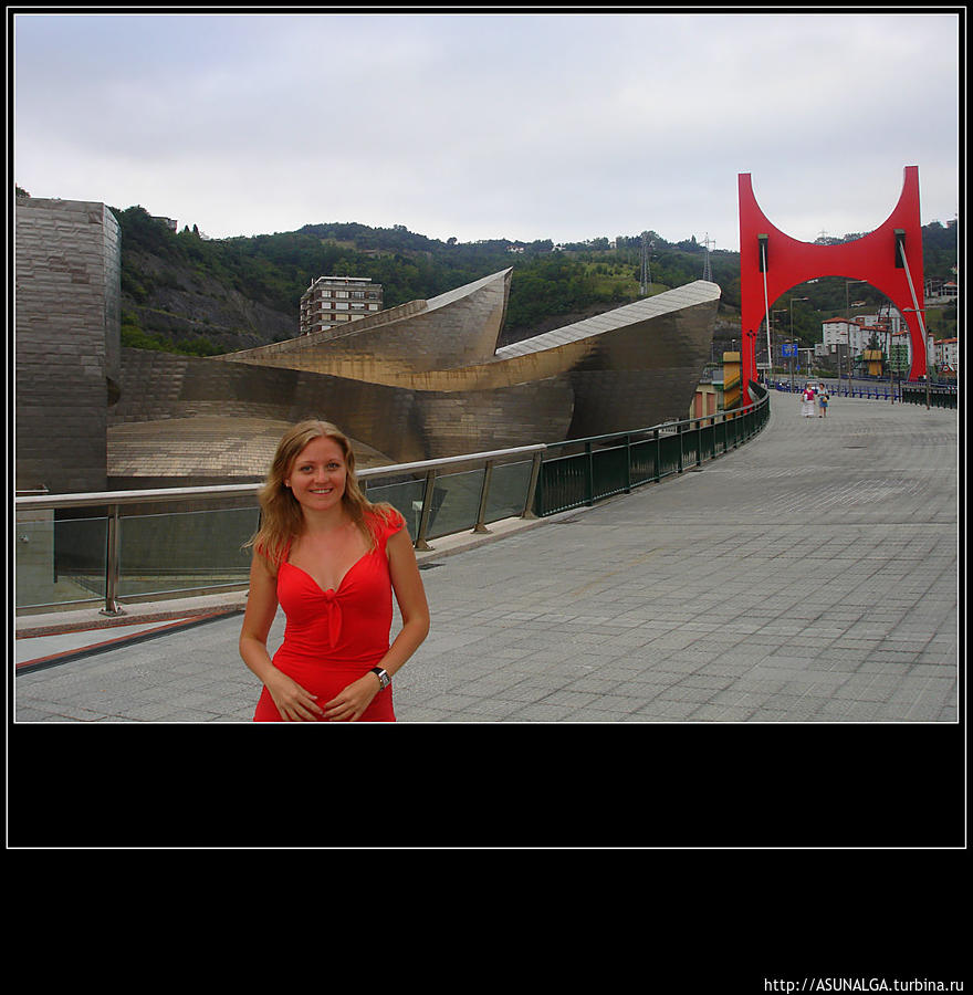 Панорама музея Гуггенхайма в Бильбао. Слева вдалеке виден пешеходный мост Субисури. Бильбао, Испания