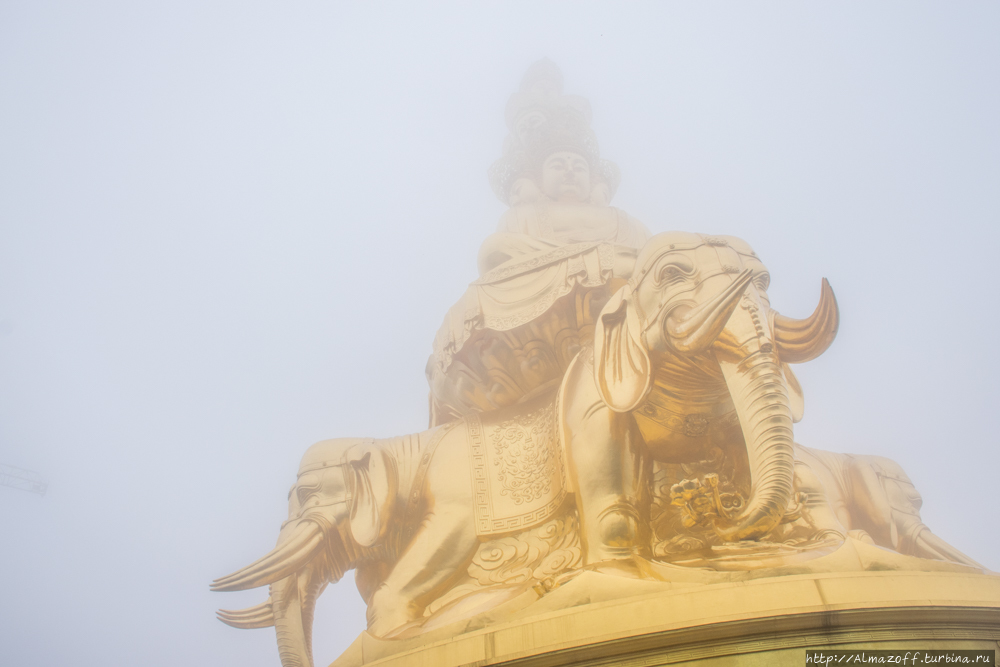 Храм Цзиньдин и статуя Будды Самантабхадры Гора Эмэйшань (3099м), Китай