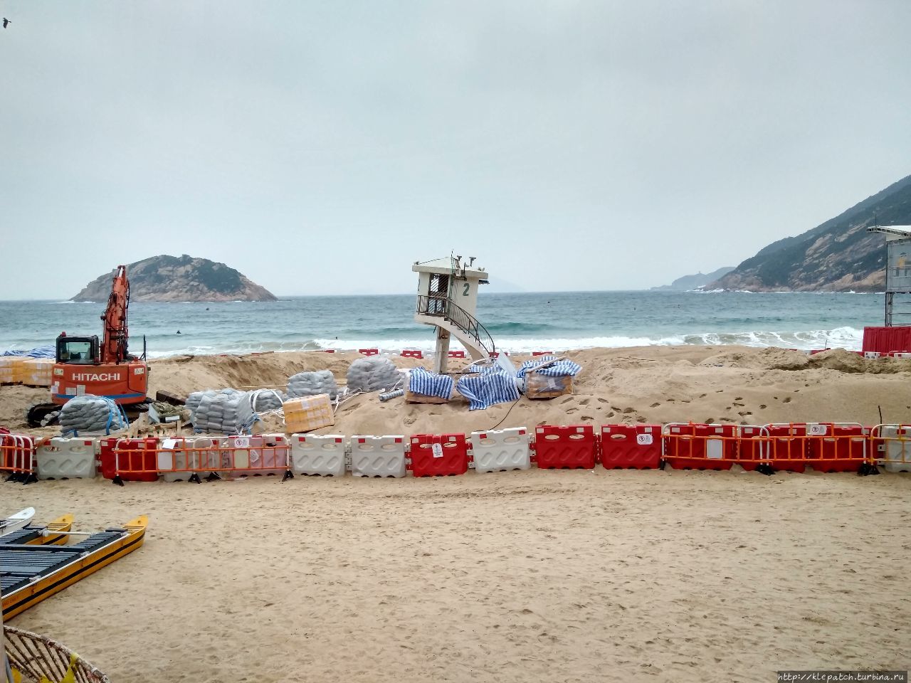Shek-O Beach немного потрепало штормами, размыло фундамент башни спасателей Шек-О, Гонконг