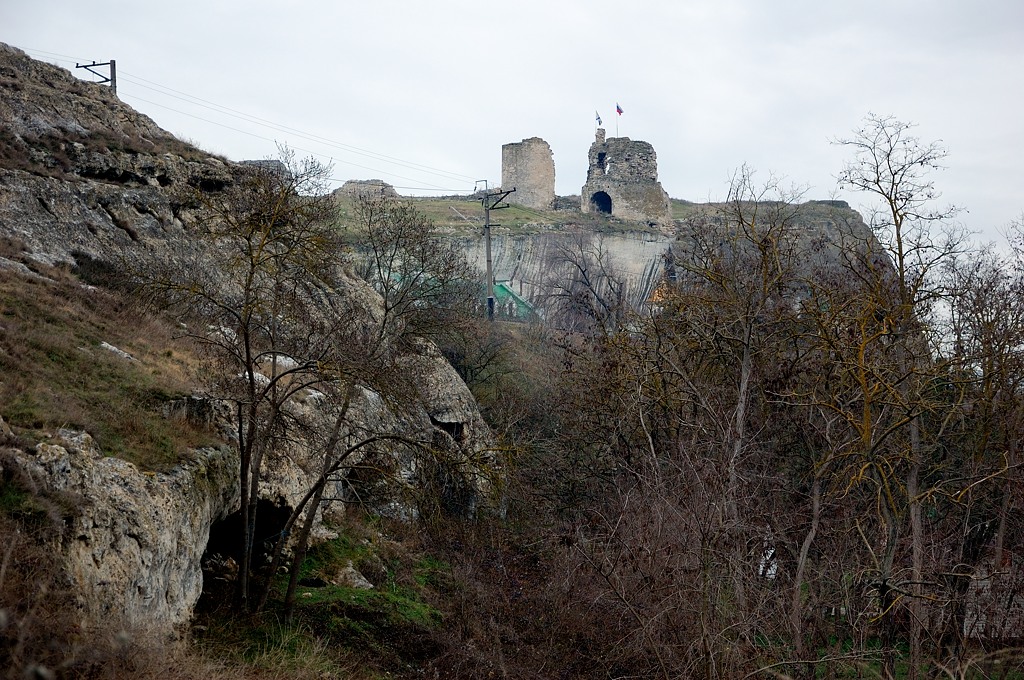 Руины снизу смотрятся мощно Инкерман, Россия