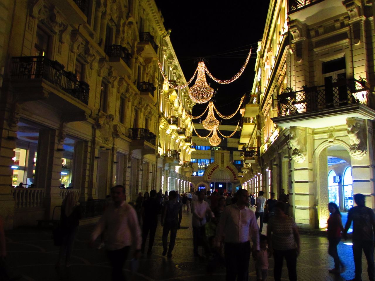 Прогулка по улицам ночного Баку Баку, Азербайджан