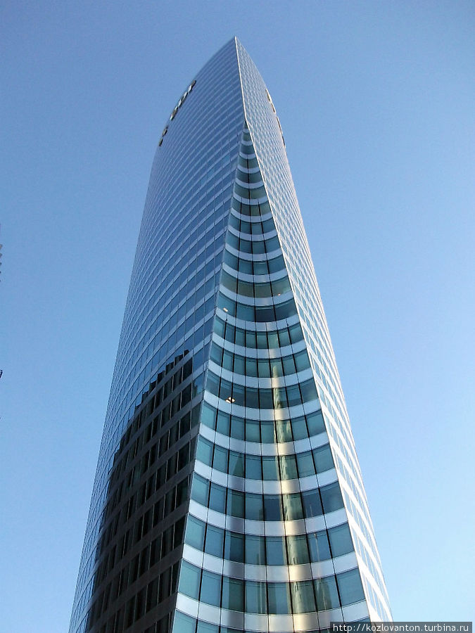 А так башня EDF выглядит с торца. Париж, Франция